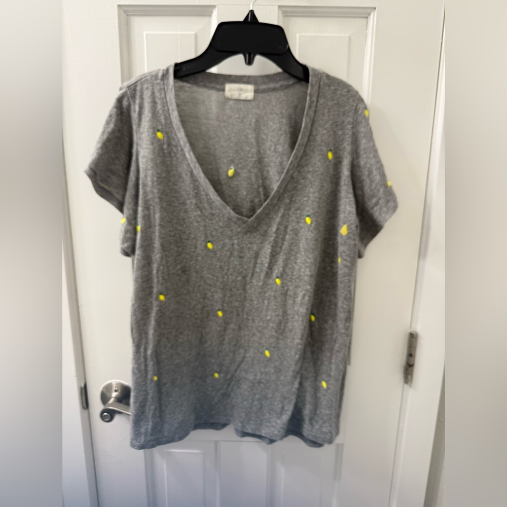 Anthro/TLa Gray Heathered V-Neck Tee with Lemon Print Sz S. Slightly Oversized